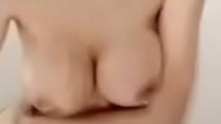 ดูคลิปหลุดเน็ตไอดอลสาวชื่อดัง คลิปโป๊ คิมคิม น่ารัก ทักทายสมาชิก เปิดนม