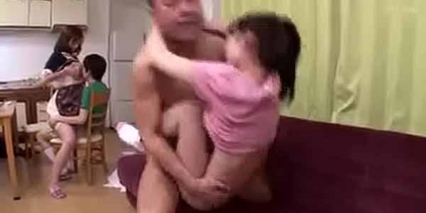 คลิปเอากัน xvideos เย็ดกันนัวทั้งครอบครัว พ่อแม่ลูกเย็ดกันมั่วโคตรมันส์