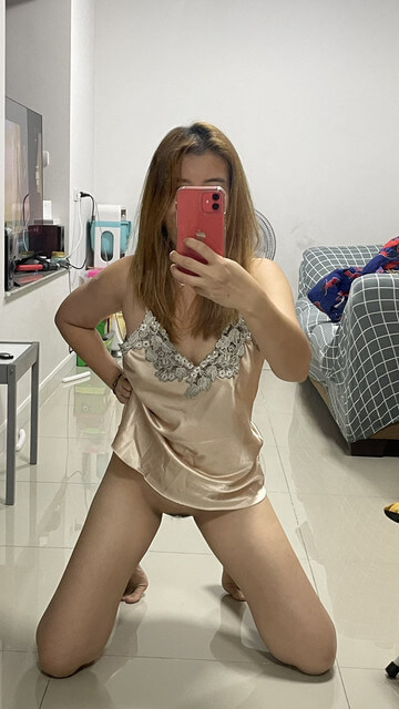 สาวใหญ่นั่งถ่างขาอ้าโชว์หีโชว์ 1