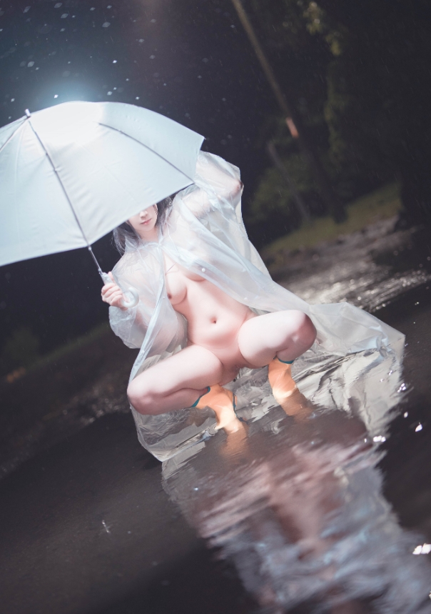 สาวถ่ายรูปโป๊กลางสายฝน (2)