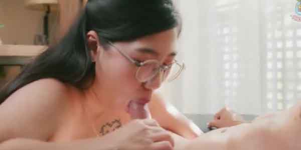 คลิป onlyfans twitter chaitong สาวแว่นเจอลีลาพี่ชายต๊อง เย็ดบนโซฟา
