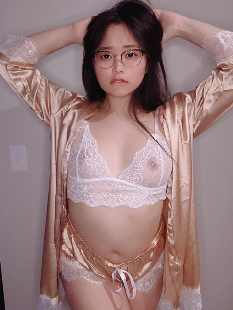 น้องแว่นชุดนอนโชว์เสียว 3