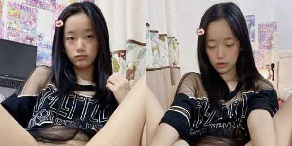 รูปหี วัยรุ่นน่ารักนั่งอ้าหีโชว์ ถอดชุดออกทีละชิ้นอวดแคมหีชมพูยัดควยปลอม