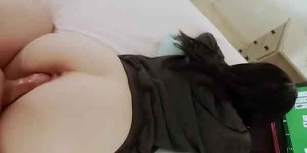 คลิปหลุด เข้ามาเย็ดแฟนตอนเล่นเกม ซอยควยเข้าหีสาวก้นสวยเอามันส์ติดใจ